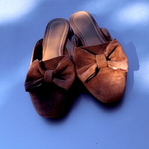 New never worn, Size 7 1/2 Bamboo brown suede mules w/ bow. Very cute
